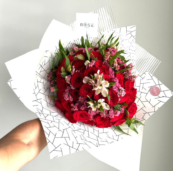 Ramo rosas y astromelias
